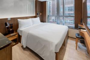 เตียงในห้องที่ The OTTO Hotel