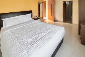 Postelja oz. postelje v sobi nastanitve RedDoorz Syariah Plus near Cirebon Super Block Mall 2