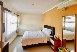 Postelja oz. postelje v sobi nastanitve RedDoorz Syariah Plus near Cirebon Super Block Mall 2
