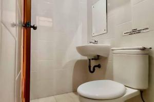 Kopalnica v nastanitvi RedDoorz Syariah Plus near Cirebon Super Block Mall 2