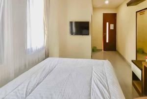 TV in/ali zabaviščno središče v nastanitvi RedDoorz Syariah Plus near Cirebon Super Block Mall 2
