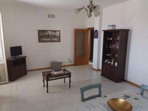 un soggiorno con un tavolo e una TV di Appartamento Sole a San Benedetto del Tronto