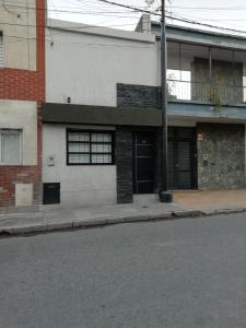 una calle vacía delante de un edificio en Departamento céntrico en Planta baja en San Miguel de Tucumán