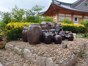 Mirinae Hanok Tradiational House外面的花园