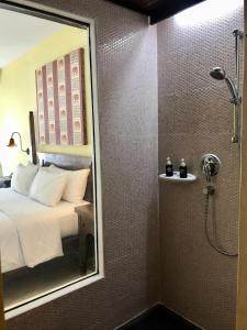 Kylpyhuone majoituspaikassa Ao Nang Colors Hotel - Aonang Beach