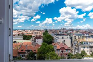 ブルガスにあるАпартамент за гости ВО1の窓から市街の景色を望めます。
