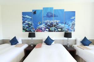 Кровать или кровати в номере Royal View Hotel Churaumi