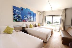 Кровать или кровати в номере Royal View Hotel Churaumi