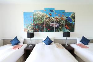 Кровать или кровати в номере Royal View Hotel Churaumi