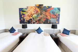 Кровать или кровати в номере Royal View Hotel Churaumi