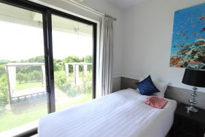 Кровать или кровати в номере Royal View Hotel Churaumi