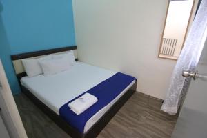 Postel nebo postele na pokoji v ubytování Homestay Hj Esmon 3 UTHM Parit Raja