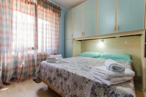 sypialnia z łóżkiem z ręcznikami w obiekcie Vacanze a Loceri w mieście Loceri