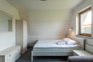 - une chambre avec un lit dans une pièce dotée d'une fenêtre dans l'établissement Tuhamäe hosteli puhkemaja, à Kiviõli
