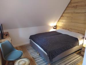 Ένα ή περισσότερα κρεβάτια σε δωμάτιο στο Sosnowa Chata - dom z prywatną sauną