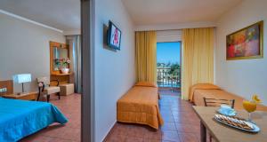 Posteľ alebo postele v izbe v ubytovaní Sirios Village Hotel & Bungalows - All Inclusive