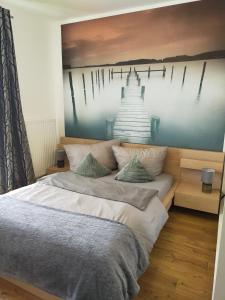 Apartament- Have a Nice Day في لوبين: غرفة نوم بسرير كبير عليها لوحة على الحائط