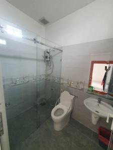 a bathroom with a shower and a toilet and a sink at Nhà Nghỉ THẢO NGUYÊN XANH in Buon Ma Thuot