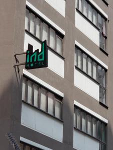 香港にあるIND ホテルの建物脇の看板