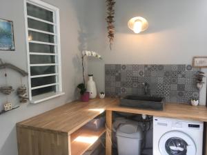 Η κουζίνα ή μικρή κουζίνα στο La Conque du Trou d'eau +39 φωτογραφίες