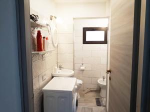 Ένα μπάνιο στο OLBIA CENTER VIA ROMA 22 +14 φωτογραφίες