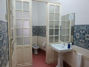 リスボンにあるFamily Macedoのバスルーム(洗面台、トイレ付)