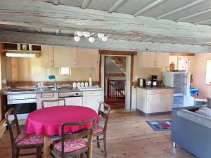 a kitchen and dining room with a table and chairs at Ökologische Ferienwohnung Becker in Kottmar