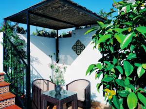 a patio area with a table and chairs at Casa Campana in Arcos de la Frontera