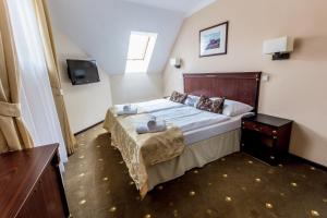 Postel nebo postele na pokoji v ubytování Hotel & Apartments U Černého orla