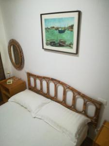 ジェレメアスにあるAlbarosa Gardenのベッドルーム1室(壁に絵が描かれたベッド1台付)
