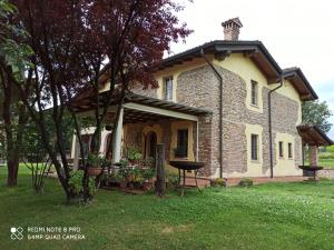 una vecchia casa in mattoni con un grill nel cortile di Casa Vacanze SoleLuna a Montichiari