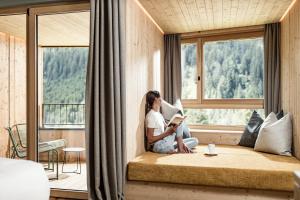Un pat sau paturi într-o cameră la Falkensteiner Hotel Antholz - Adults only