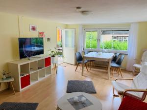 ein Wohnzimmer mit einem Tisch und einem TV in der Unterkunft Ferienwohnung Pusteblume in Wildemann
