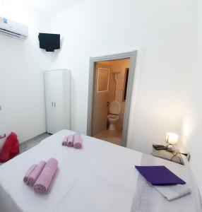 Ένα ή περισσότερα κρεβάτια σε δωμάτιο στο OLBIA CENTER VIA ROMA 22