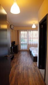 una camera con un letto e una camera con pavimenti in legno di TRIUMF a Costinesti