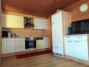 Kuchyň nebo kuchyňský kout v ubytování Wörglerhof's Hüttenapartments mit Kachelofen