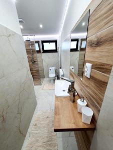 uma casa de banho com 2 lavatórios e 2 WC em U Mlynára em Ružomberok