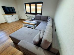 sala de estar con sofá y mesa en U Mlynára en Ružomberok