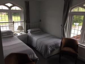 מיטה או מיטות בחדר ב-The Red Lion Longwick, Princes Risborough HP27 9SG
