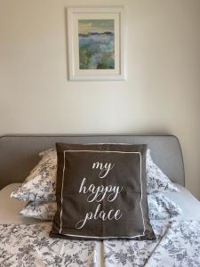 ウィーンにあるHappy Vienna Apartmentのベッドの上の私の幸せな場所を言う枕