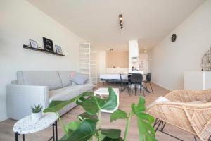 un soggiorno con un divano e un tavolo di Ostend Studio a Ostenda