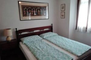 Schlafzimmer mit einem Bett mit blauer Bettwäsche in der Unterkunft Casa Orsola - Your Mountain Holiday in Premana