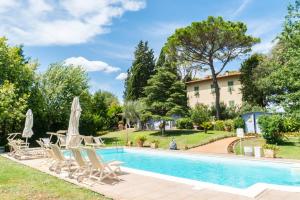 une villa avec une piscine et une maison dans l'établissement Relais Villa Al Vento, à Incisa in Valdarno