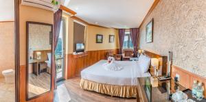 Postel nebo postele na pokoji v ubytování Kings Hotel Dalat