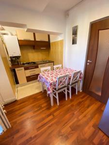 a kitchen with a table and chairs in a room at Apartament Viva Predeal in Predeal