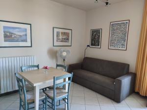 un soggiorno con un divano e un tavolo di Welcome Traveller CASA MARA a Lazise