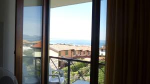 una vista da una finestra di un edificio di Welcome Traveller CASA MARA a Lazise Altre 2 foto