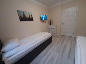 Łóżko lub łóżka w pokoju w obiekcie Warszawska