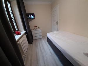 Łóżko lub łóżka w pokoju w obiekcie Warszawska