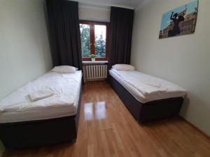 Łóżko lub łóżka w pokoju w obiekcie Warszawska